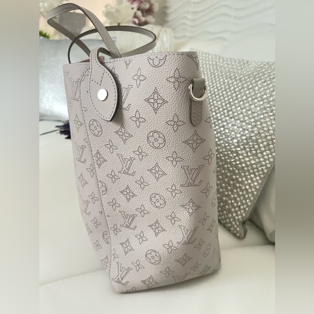 New Louis Vuitton Mahina Handbag - Picture 2 of 16